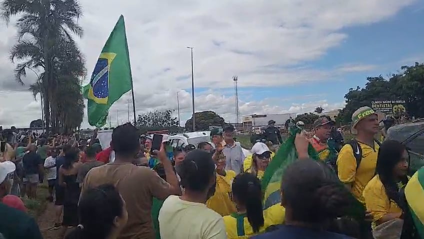 Nikolas Ferreira inicia 6º dia de caminhada rumo a Brasília - Vídeo Exclusivo
