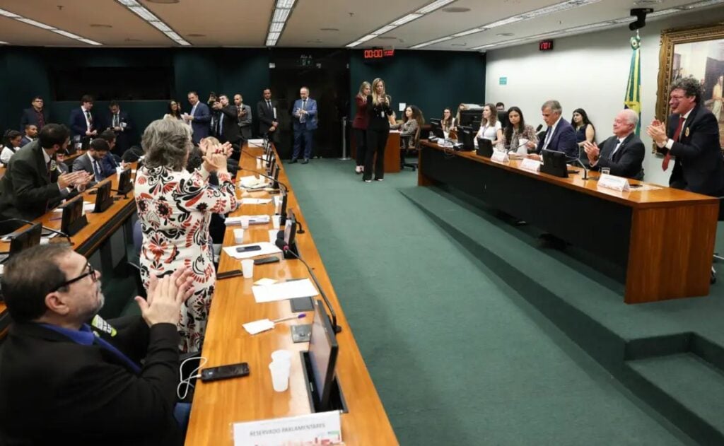 Senado aprova aumento do teto do MEI para R$ 110 mil em 2027 1 Votação de fim da escala 6x1