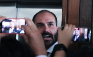 Eduardo Bolsonaro sendo registrado por câmeras