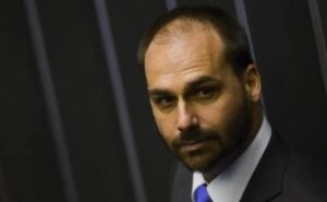 Eduardo Bolsonaro olhando para o lado