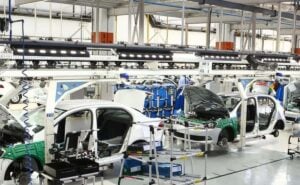 Portal Fio Diário 9 Carro em indústria para representar fim da escala 6x1