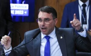 Flávio Bolsonaro falando no Senado