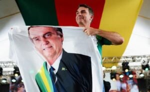 Flávio Bolsonaro com bandeira de Jair Bolsonaro