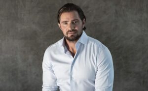 Vorcaro de camisa branca