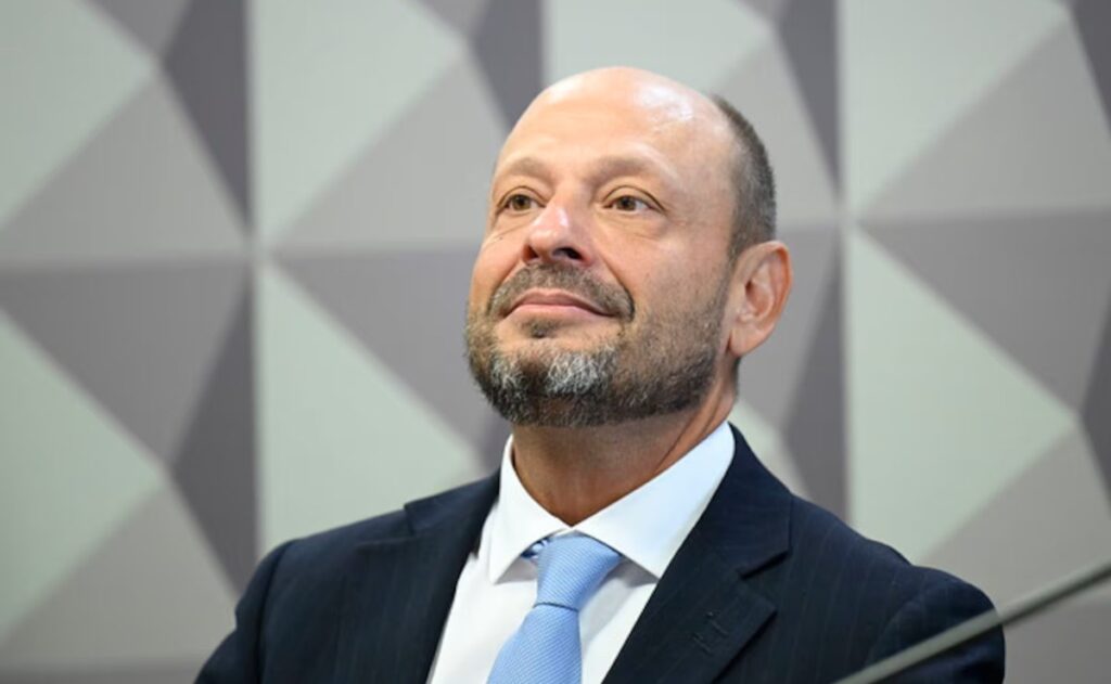 Seis escândalos ligados ao PT somam mais de R$ 115 bilhões, diz levantamento 2 Presidente do INSS demitido