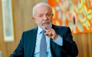 Lula apontando o dedo