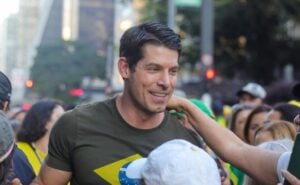 Marco Antônio Costa nos braços do público