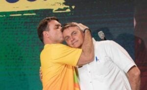 Flávio beijando cabeça de Jair Bolsonaro