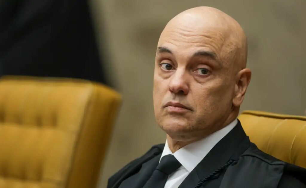 Carlos Bolsonaro reage à ação da PF: "Parem de torturar meu pai" 2 Moraes olhando para o lado sério no STF