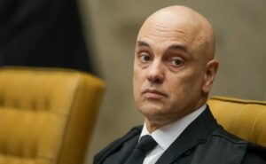 PEC da Anistia avança na Câmara após decisão de Moraes travar lei do Congresso 1 Moraes olhando para o lado sério no STF