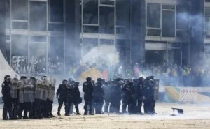 Atos de 8 de janeiro ocorrendo