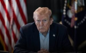 Portal Fio Diário 18 Donald Trump com a bandeira dos EUA atrás