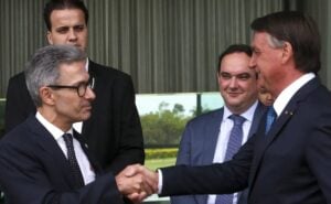 Romeu Zema cumprimentando Bolsonaro