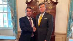 Flávio Bolsonaro amplia agenda em Washington além de Trump nos EUA