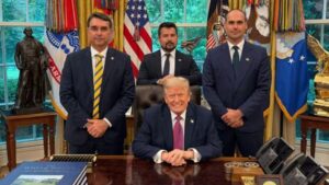Portal Fio Diário 19 Flávio Bolsonaro tenta aproximação com Trump para virar jogo