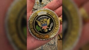 Portal Fio Diário 18 Flávio Bolsonaro exibe moeda entregue por Trump e reforça aproximação com republicanos