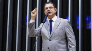Sóstenes Cavalcante movimenta PEC da Anistia