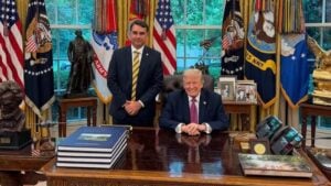 Flávio Bolsonaro amplia agenda em Washington além de Trump nos EUA