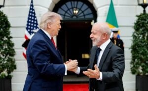 Lula e Trump se cumprimentando