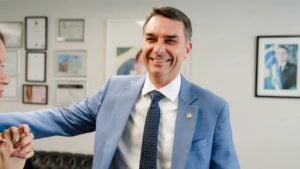 Flávio Bolsonaro se posiciona em relação a vice-presidência