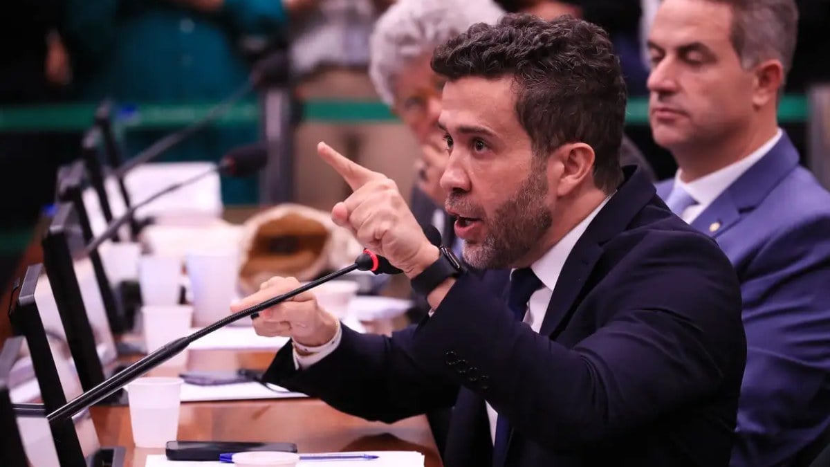 Janones promete infernizar Bolsonaro e planeja QG na vizinhança dele