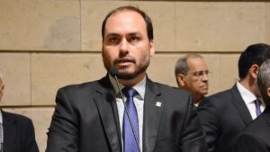Carlos Bolsonaro cobra união da direita e cita silêncio da esquerda sobre Jaques Wagner