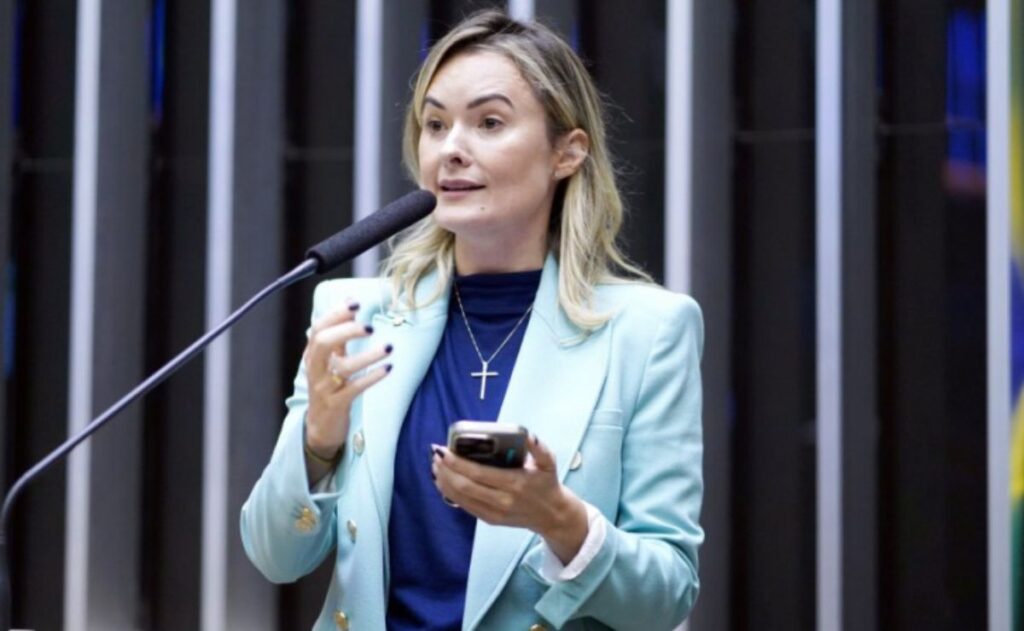 Flávio Bolsonaro adia definição da vice e diz que falta de alianças não ameaça campanha 1 Cotada para vice de Flávio, deputada articula impeachment de Lula