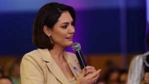 Michelle Bolsonaro declara apoio a Flávio