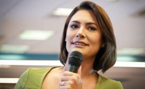 Michelle Bolsonaro declara apoio a Flávio