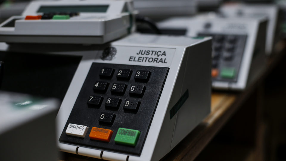 The Economist aponta queda na confiança das urnas e questiona concentração de poder no TSE 1 Urnas eletrônicas viram debate internacional