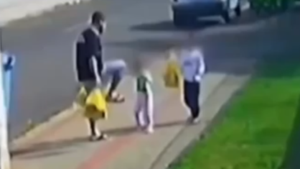 Após vídeo revoltar redes, pai que agrediu filha de 3 anos é preso