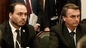Carlos Bolsonaro reage à ação da PF: "Parem de torturar meu pai"