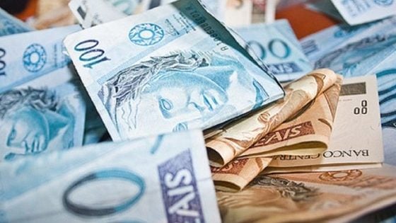Flávio Bolsonaro critica alta de preços e diz que brasileiros parcelam até pizza 1 Fraudes financeiras passam de 9 milhões