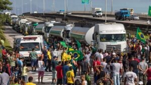 Governo tenta evitar greve dos caminhoneiros antes de votação no Senado