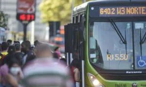 Fim da escala 6x1 pode deixar ônibus e serviços mais caros