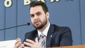 Caso Filipe Martins reacende após juiz dos EUA chamar registro de "falso"