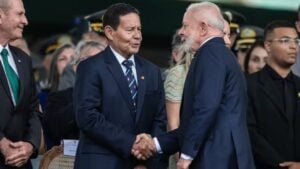 Hamilton Mourão participa de solenidade do Dia do Soldado com Lula