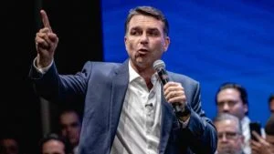Band confirma debate e decisão sobre Flávio Bolsonaro vira destaque