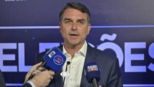 Flávio promete acabar com reeleição e rebate acusações
