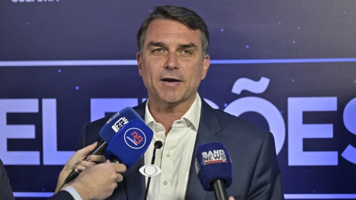 Flávio promete acabar com reeleição e rebate acusações