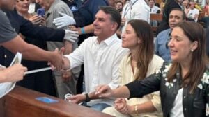 Flávio Bolsonaro participa de missa após fake news sobre Nossa Senhora Aparecida