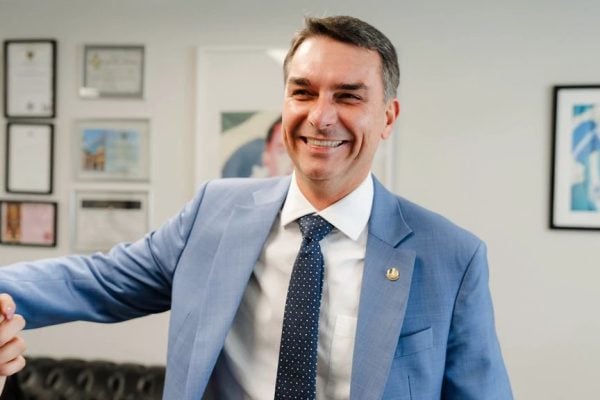 Flávio Bolsonaro se posiciona em relação a vice-presidência