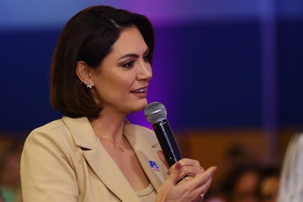 Michelle Bolsonaro declara apoio a Flávio