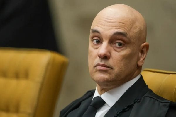Moraes olhando para o lado sério no STF