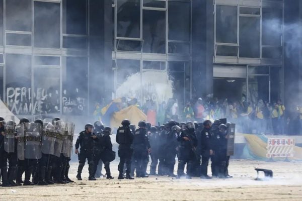 Atos de 8 de janeiro ocorrendo