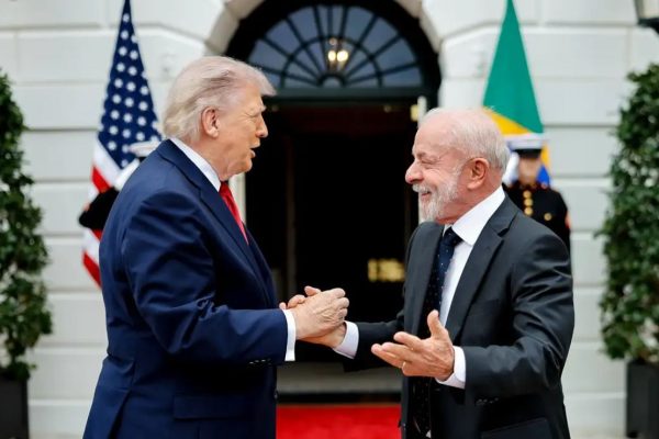 Lula e Trump se cumprimentando